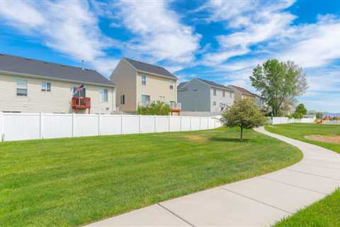 Going Green: How Vinyl Fences Can Reduce Your Carbon Footprint